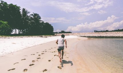Corriendo descalzo en la playa