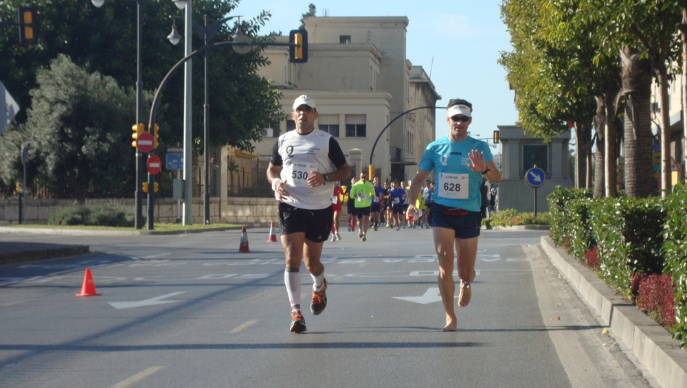 Santi Ruiz corriendo descalzo