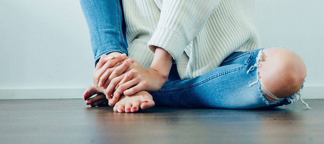 Chica con los pies desnudos